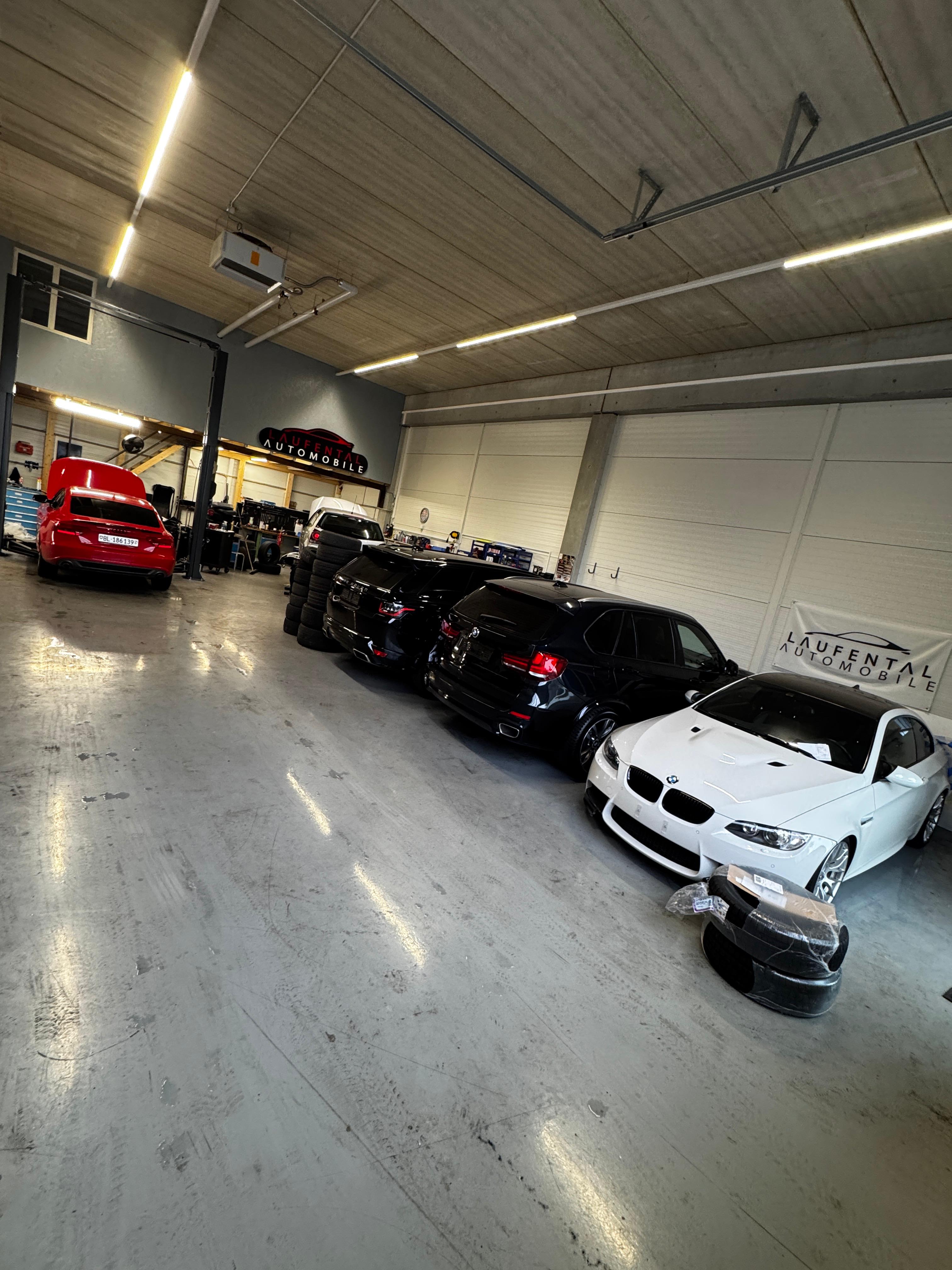 Werkstatt Team von Laufental Automobile mit Inhaber Herr Ülkü